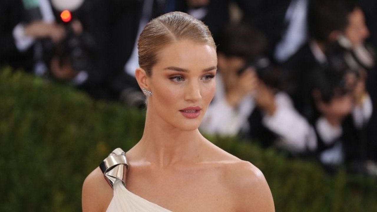 Rosie Huntington-Whiteley su gibi güzelliğiyle Cannes'ı salladı: Kalçasına kadar derin yırtmacıyla kıvrımlı vücudu baş döndürdü