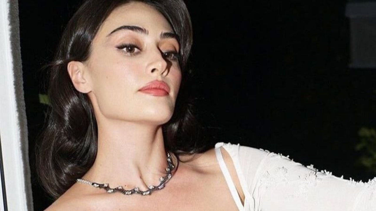 Esra Bilgiç mini dekolte elbisesi ile Fransa sokaklarının tozunu attırdı! Buralar alev alev!