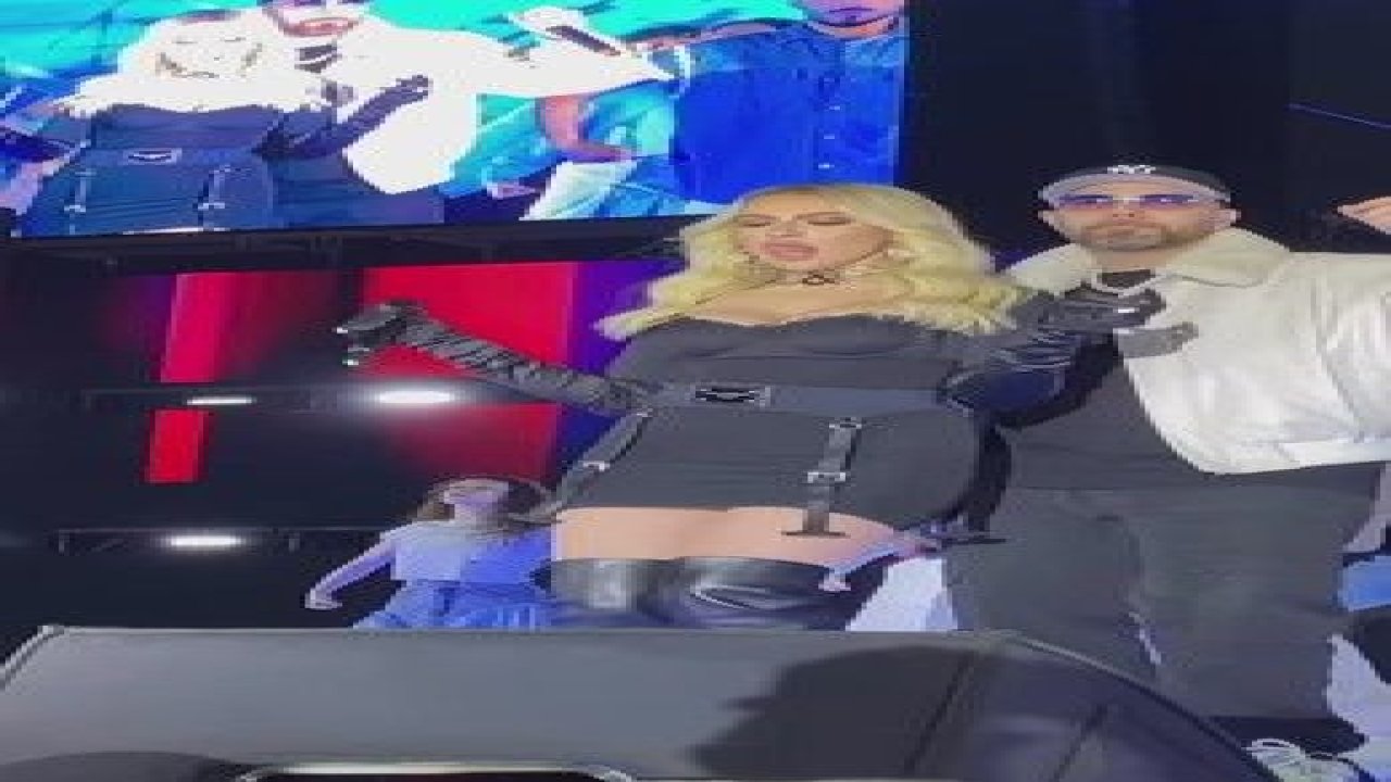 Hadise’nin göğüs dekolteli sahne kıyafeti gündem oldu! Konserde hoplayıp zıpladığı anları paylaşınca sosyal medya yıkıldı!