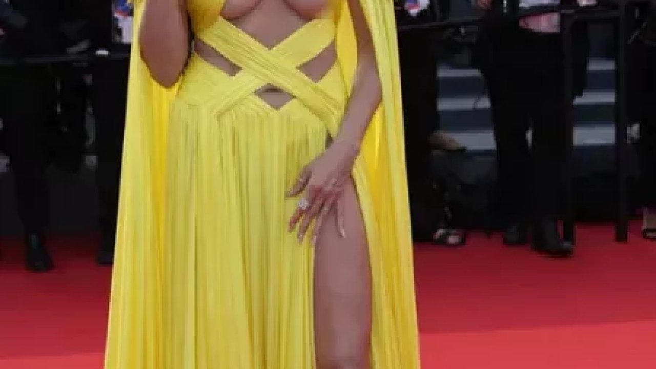 49 yaşında gençlere taş çıkartan ünlü modelin dekoltesini görenlerin dili tutuldu: Göğüslerine hakim olamadı, frikik verdi... Heidi Klum kimdir?