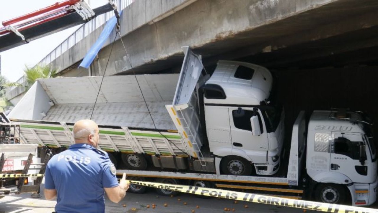 Çekicinin üzerindeki kamyon otoyol köprüsüne sıkıştı: Faciadan dönüldü