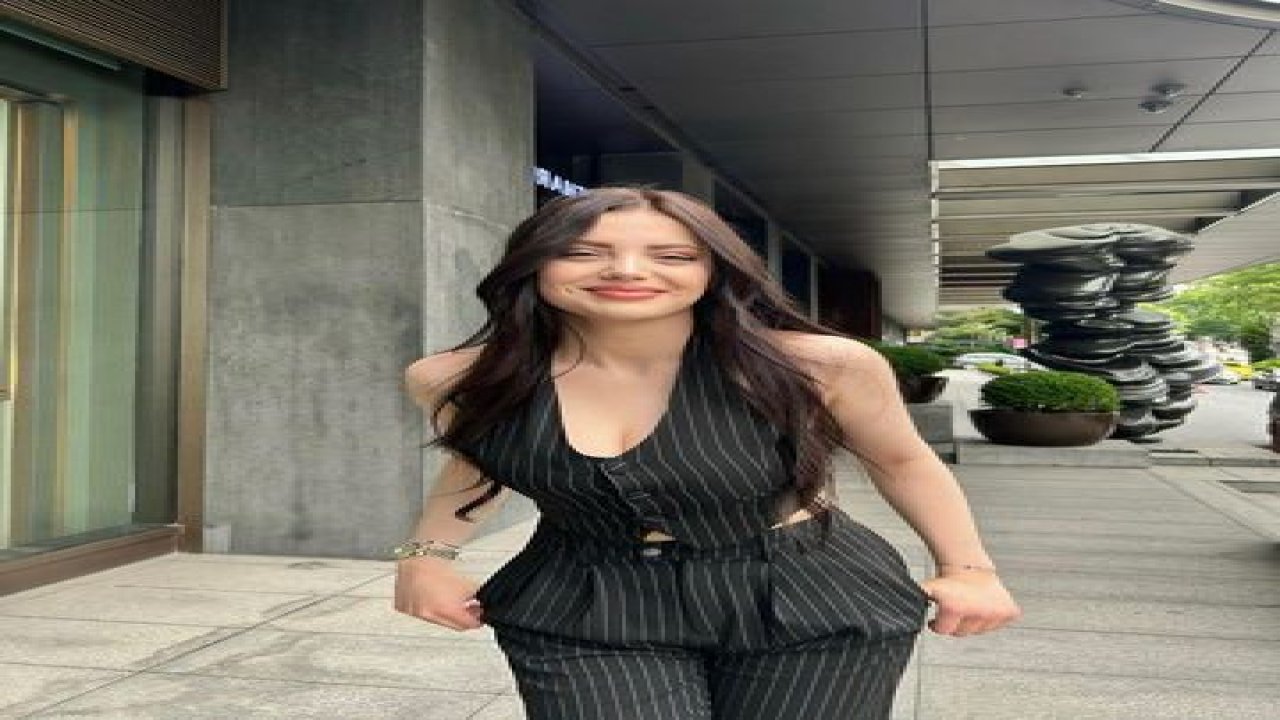 Kısmetse Olur Elif Nur Yel göğüs dekolteli pozuyla hayranlarını büyüledi! Güzel yarışmacıya takipçilerinden övgüler yağdı