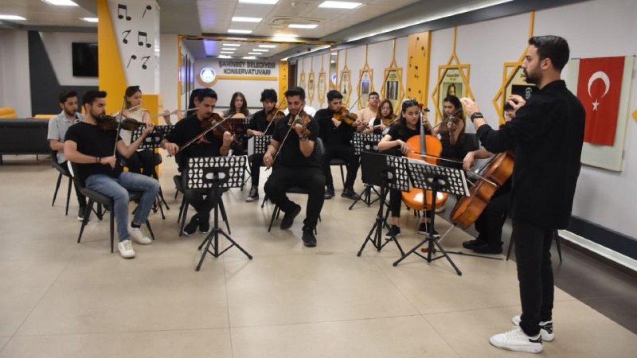 Şahinbey Belediyesi’ne bağlı Şahinbey Kongre ve Sanat Merkezi’nde gençler geleceğin sanatçıları olma yolunda ilerliyor