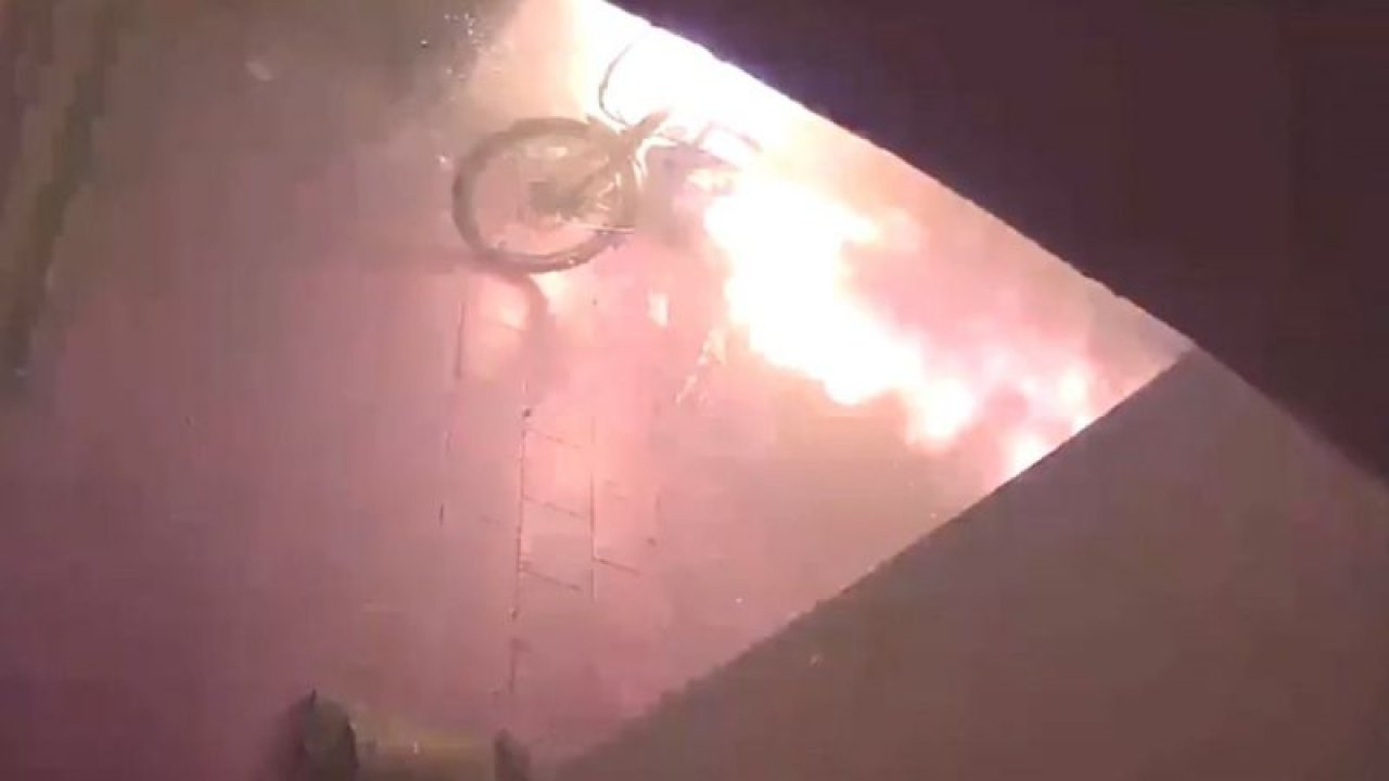 Apartmandaki elektrikli bisikletin bataryası bomba gibi patladı