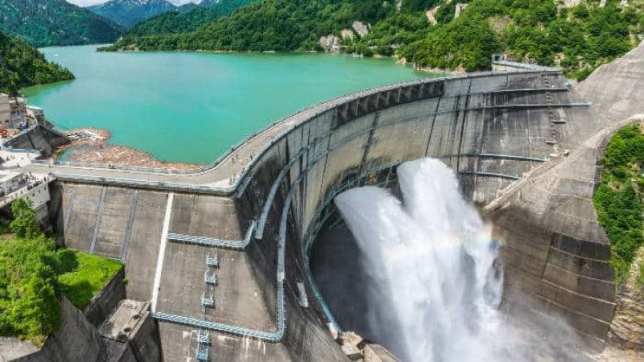 Telefonunu baraja düşüren Hintli adam, telefonu için tüm barajın suyunu boşalttırdı!