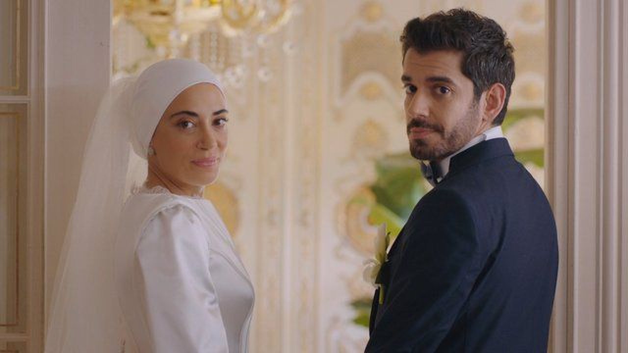 Kızılcık Şerbeti 28. bölüm fragmanı yayınlandı. Abdullah ile Alev'in el ele tiyatro izlediği sahne ise sosyal medyaya damgasını vurdu