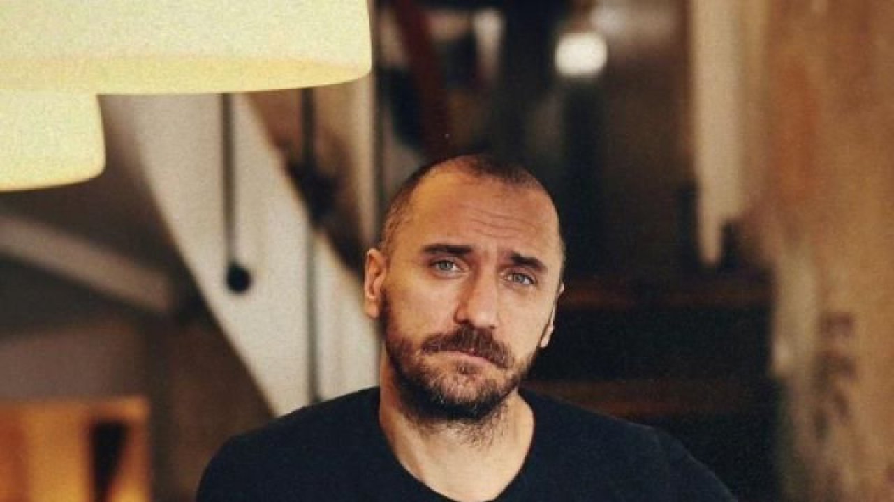 Oyuncu Fırat Çelik yeni aşkı ile kameralara yakalandı! Panik olan oyuncu o anlarda bakın ne yaptı?