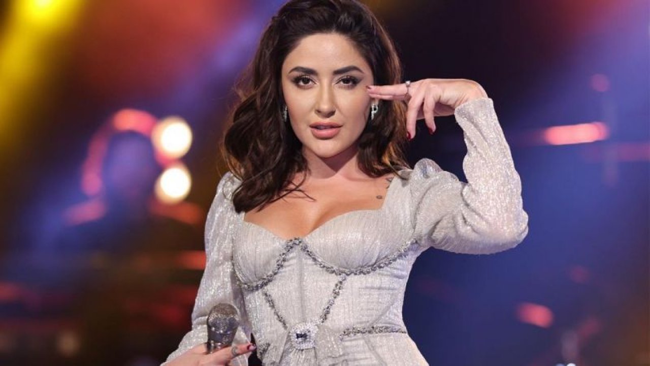 Melek Mosso’nun göğüs dekolteli mini sahne kıyafeti hayranlarını coşturdu! Muhteşem dansı kıyafeti ile birleşince sosyal medya yıkıldı!