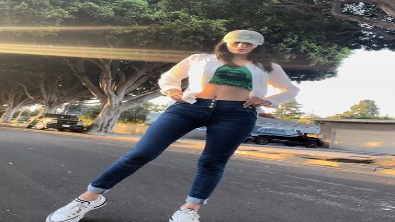 Aleyna Tilki’nin annesi Havva Öztel’den nefes kesen pozlar! “Dikkat Oflu” notuyla paylaştı, hayranlarının aklını başından aldı