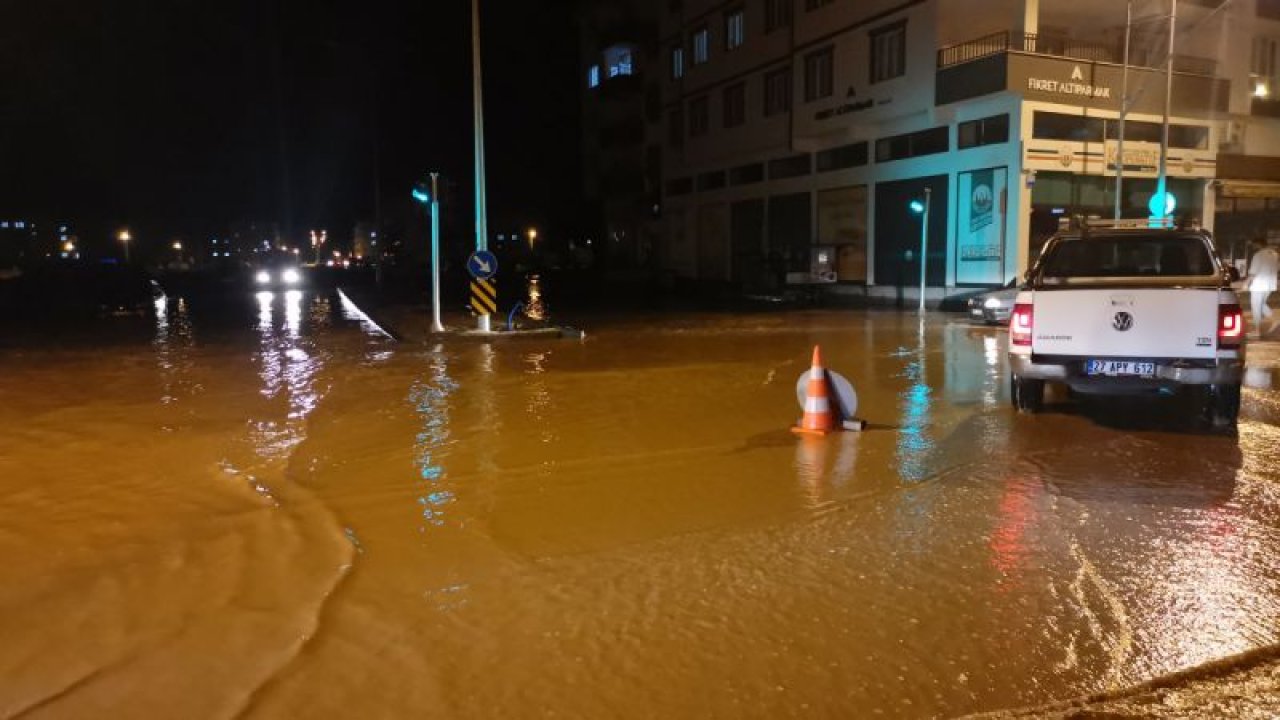 Gaziantep'in Araban ilçesinde etkili olan sağanak su baskınlarına neden oldu