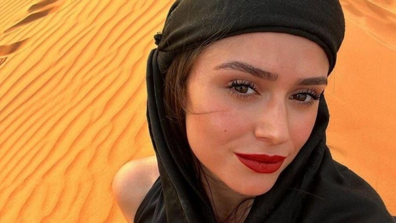 Survivor Ayşe Yüksel derin sırt dekolteli elbisesi ile çölün ortasında büyüledi! "Vaha gibisin"