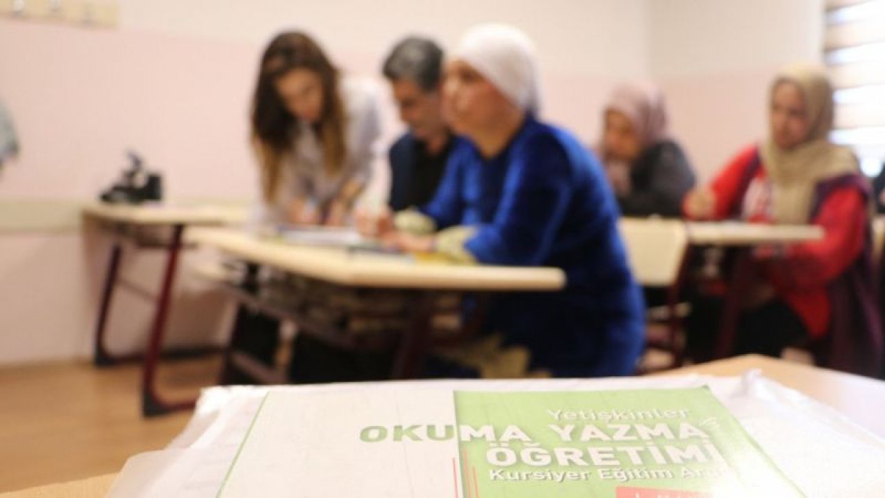 Gaziantep Ve Türkiye'ye Örnek DAVRANIŞ! Gaziantep'te 62 yaşındaki Ömer Uğur Ve Eşi 51 Yaşındaki Semiha Uğur'un 'OKUMA VE YAZMA' Mücadelesi ÖRNEK OLDU