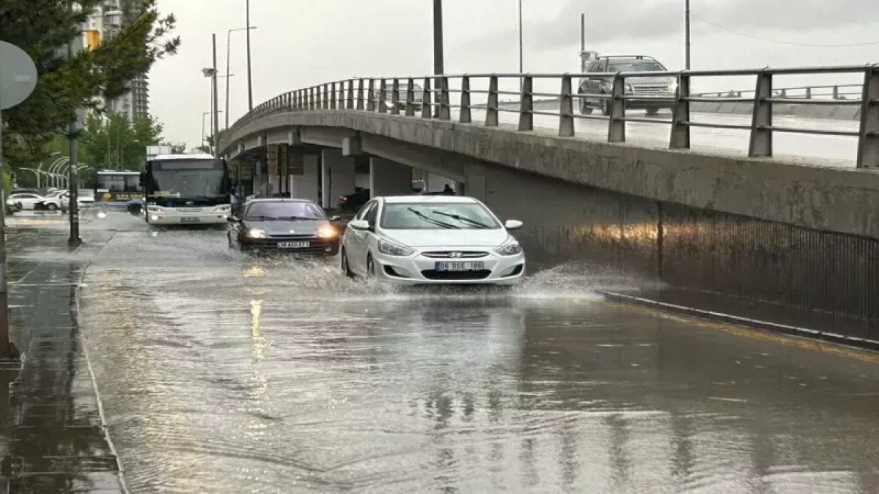 Sağanak nedeniyle araçlar yolda kaldı! Birçok yerde ev ile iş yerleri su altında!