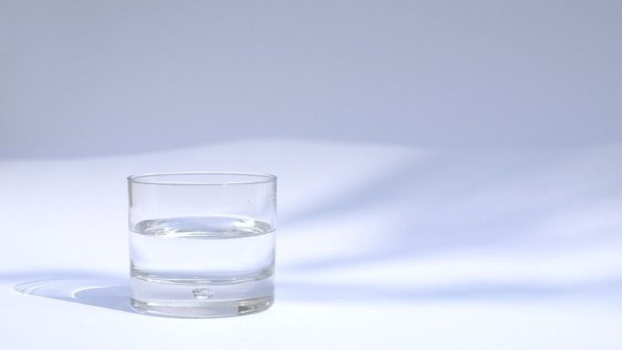 Bardakta oluşan kireç lekelerini hemen geçiriyor... Tek bir çizik ve  leke kalmıyor