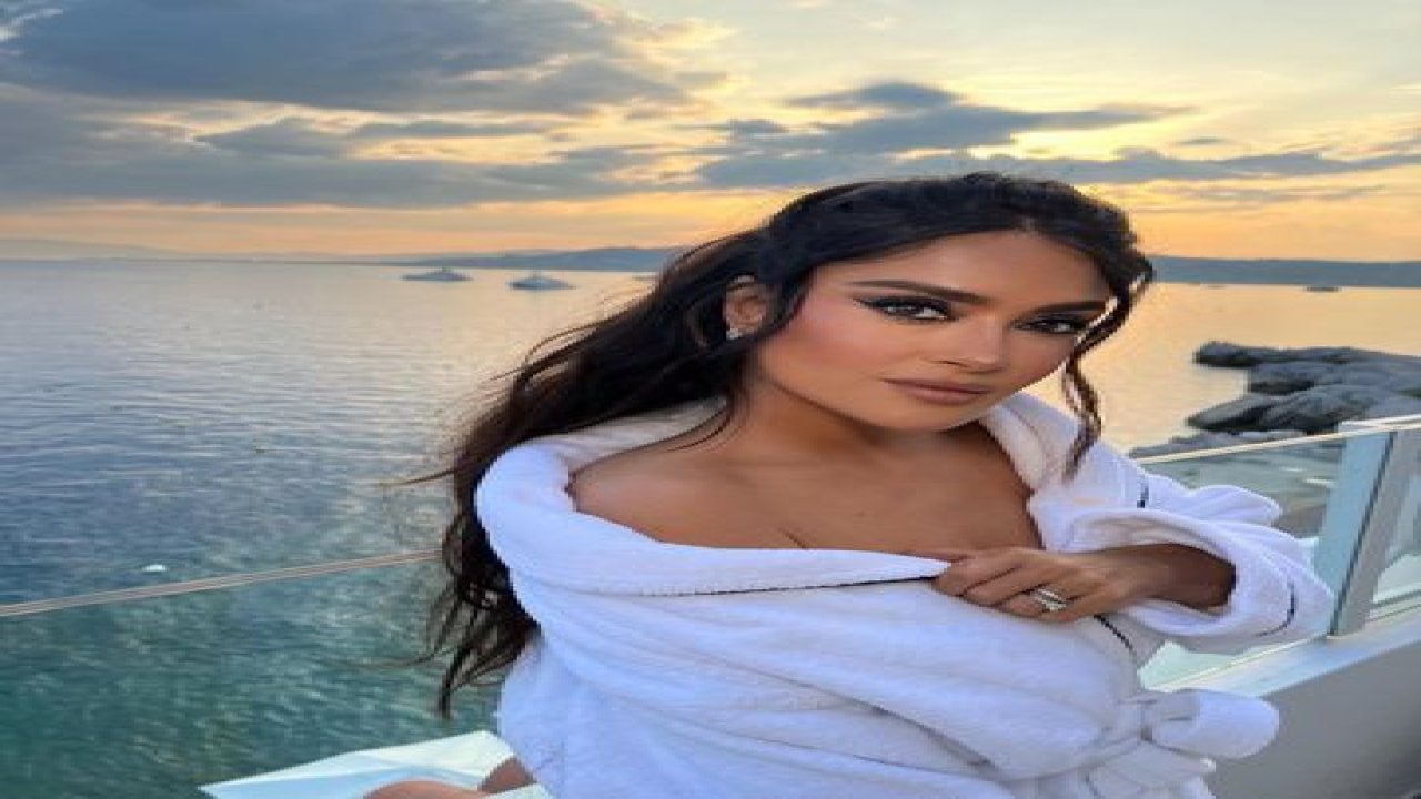 Güzelliğiyle yıllara meydan okuyan Salma Hayek bornozla kamera karşısında! Ünlü oyuncu düzgün fiziğiyle hayranlarını büyüledi