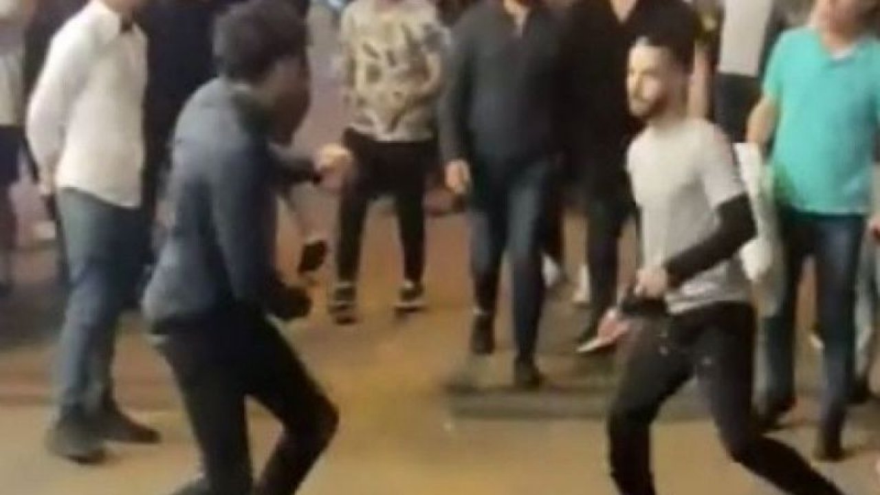 Cadde ortasında 2 kişi bıçaklarla kavgaya tutuştu