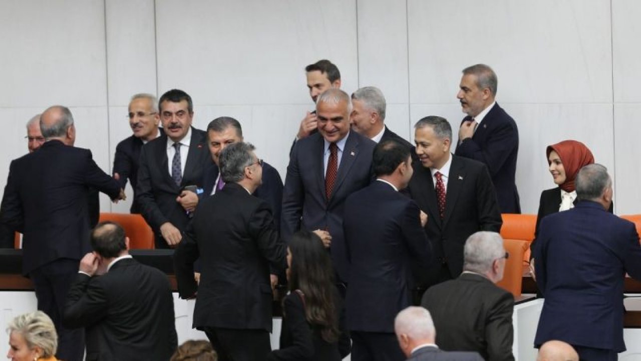Yeni kabine üyeleri adına dün yemin töreni düzenlendi! Milletvekili olarak yola devam eden eski bakanlar da yemin etti!