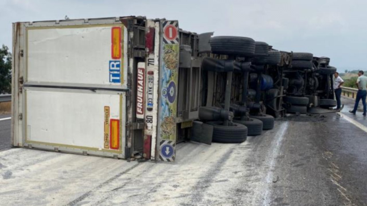 Tarsus-Adana-Gaziantep (TAG) Otoyolu Düziçi mevkiinde dorsesinde pirinç taşıyan tır otoyolda devrildi