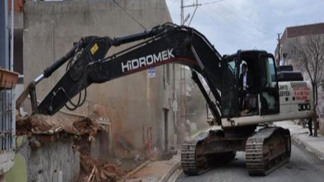 İslahiye'de 11 kişilik ailenin yaşadığı ev yenilenmek üzere yıkıldı