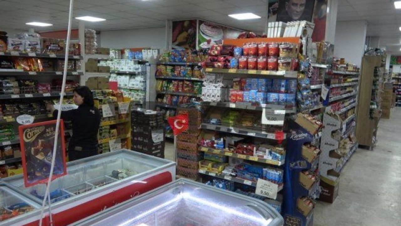 Sevdiği şarkıyı duyunca kendine hakim olamadı! Marketi adeta sahneye çeviren yaşlı kadının dansı!