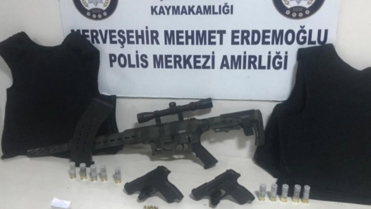 GAZİANTEP AYDINLAR MAHALLESİ'NDE araçta 2 ADET çelik yelek ve silahlar bulundu... SAVAŞA MI GİDİYORLAR?