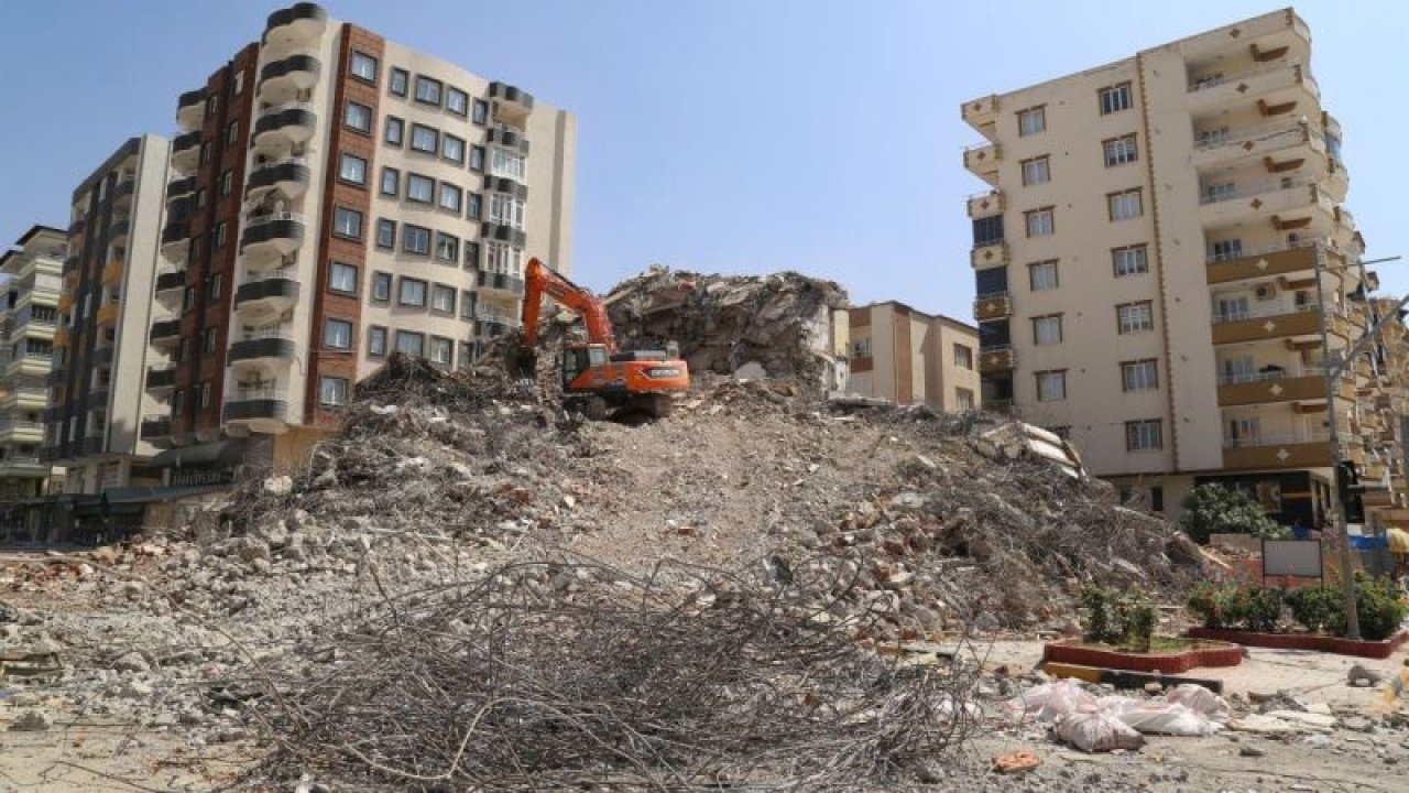 Gaziantep’te ağır hasarlı yapıların yıkımı sürüyor