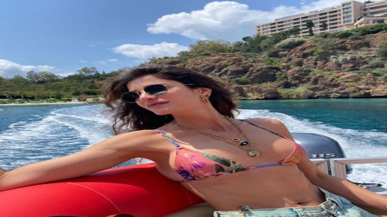 Berrak Tüzünataç’ın bikinili pozları sosyal medyayı yakıp geçti! Takipçileri güzel oyuncunun kusursuz fiziğini öve öve bitiremedi