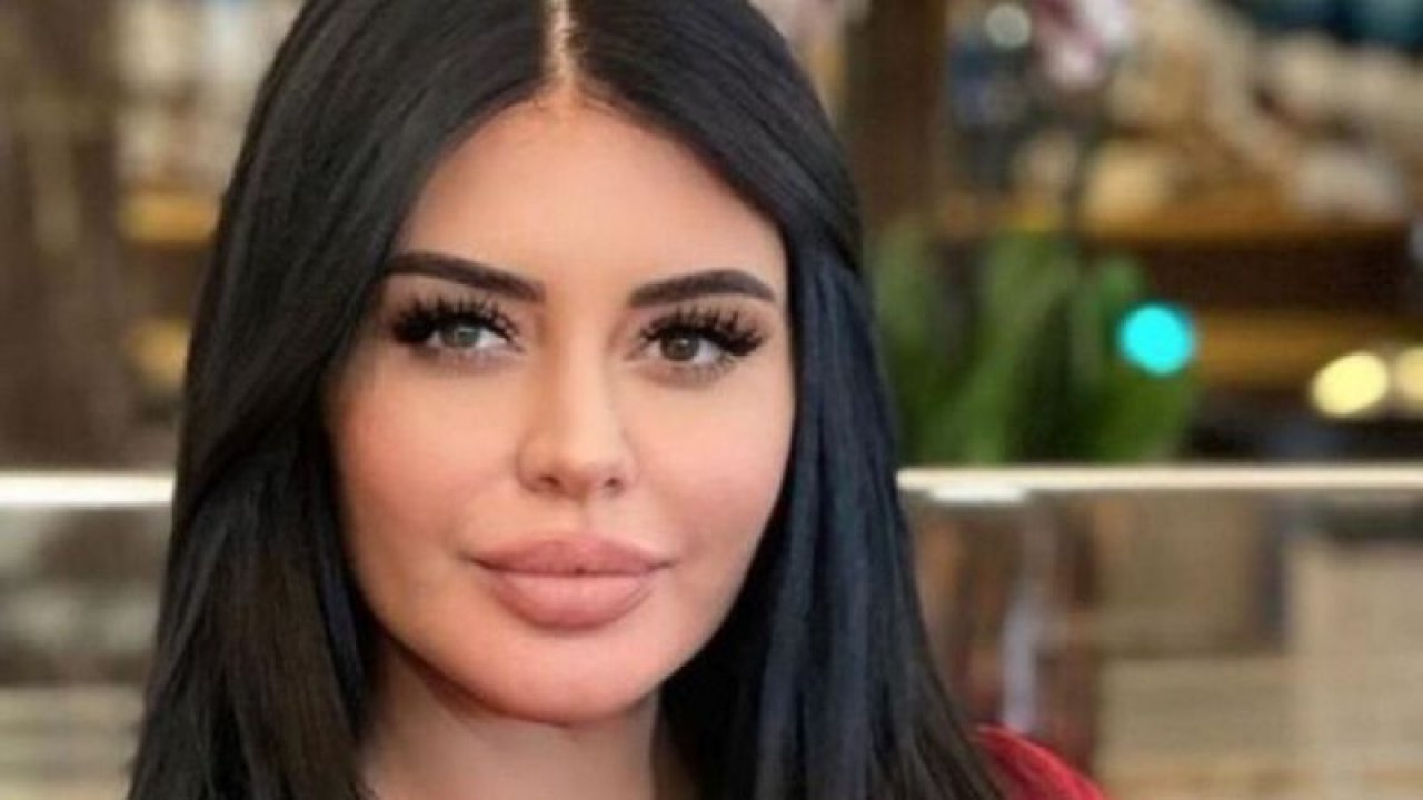 Ünlü şarkıcı Ebru Polat, spor tarzı ile olay yarattı! Daracık taytı ile arkasını dönünce...