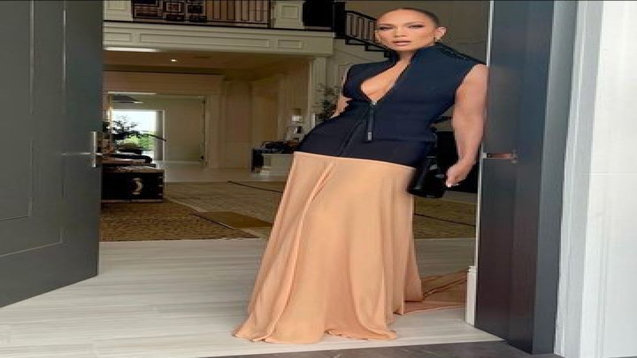 53’lük Jennifer Lopez’in derin göğüs dekoltesi yürek hoplattı! Elbisesinin fermuarını çok açınca poz verirken zor anlar yaşadı