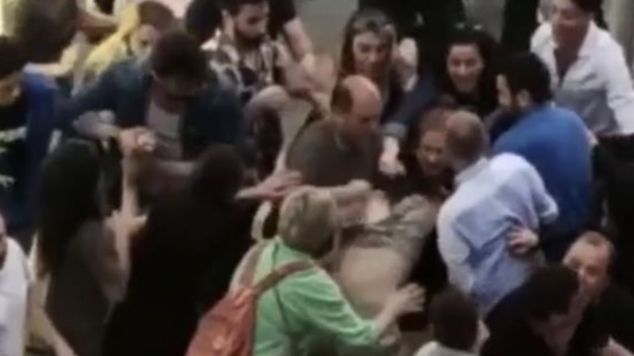 İki kadın esnafın yer kavgası kamerada