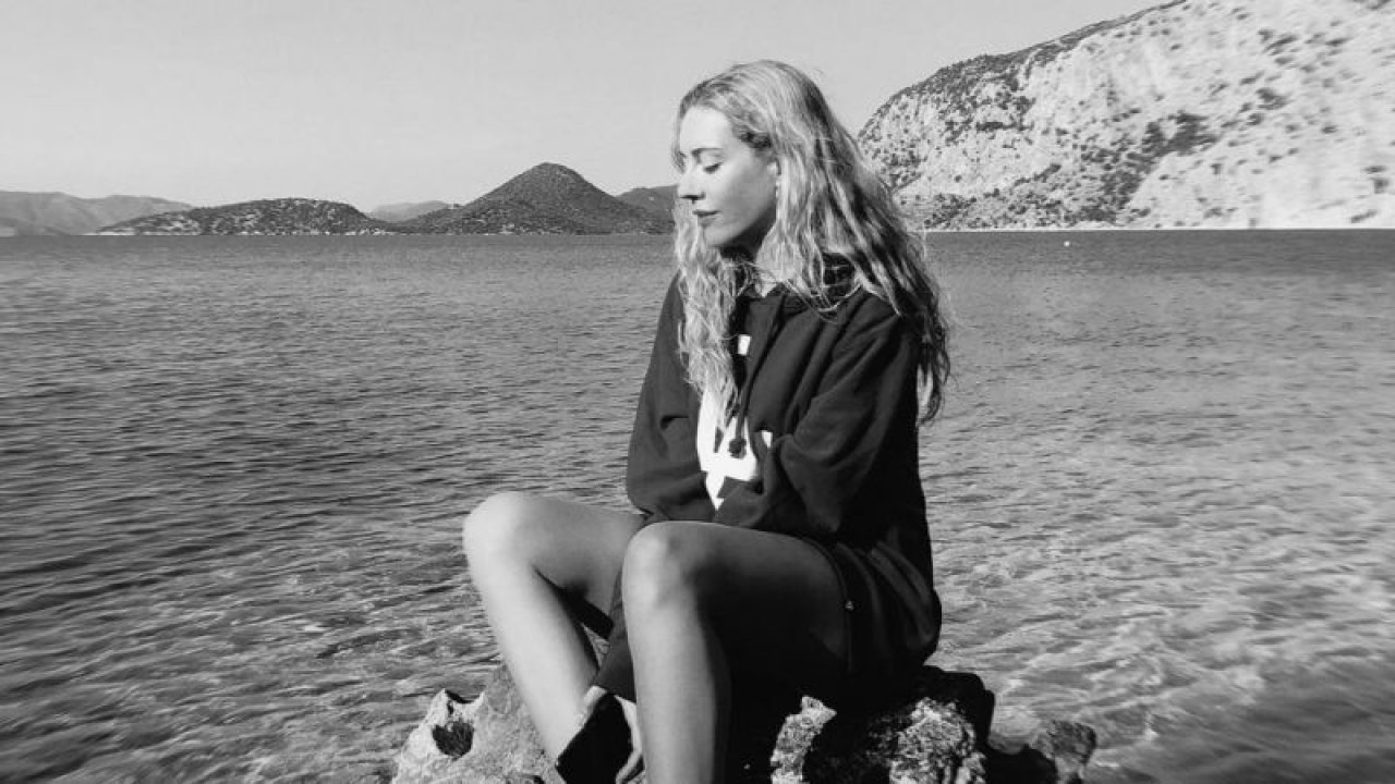 Ünlü Oyuncu Uzun Bir Aradan Sonra Ödül Törenine Katıldı! Sinem Kobal’dan Üçüncü Çocuk İçin Şaşırtan Açıklama!