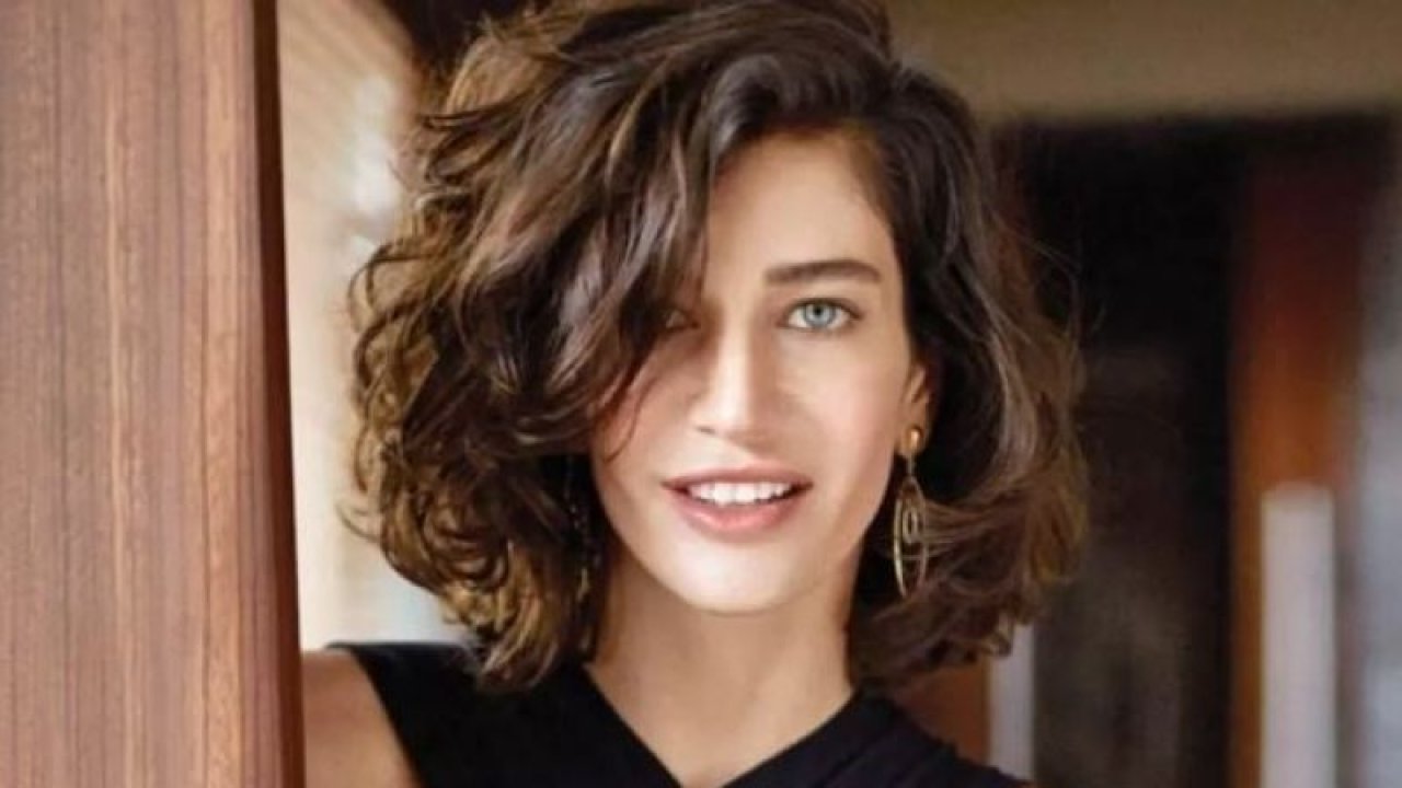 Berrak Tüzünataç'ın kasıklarına kadar uzanan derin yırtmacı olay yarattı! Çömelerek poz verince olanlar oldu!