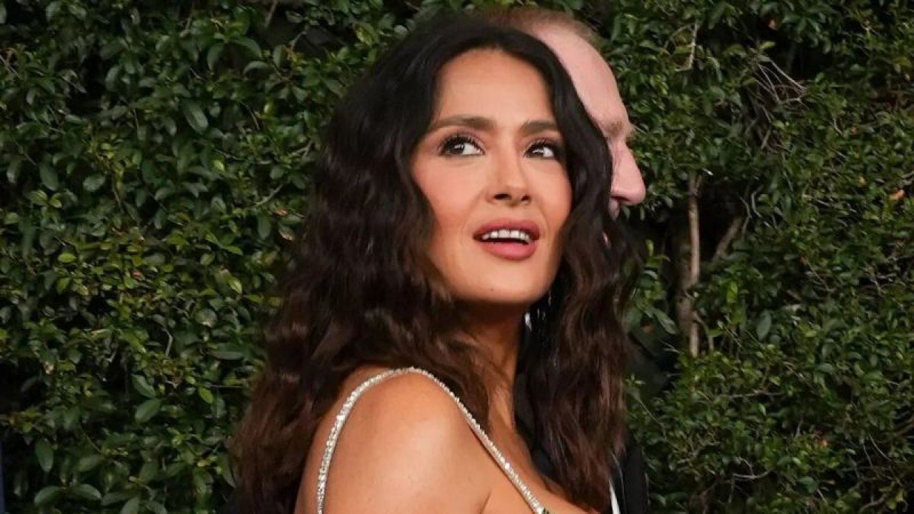 Salma Hayek’in dikkat çeken kıyafet tercihi! Ünlü oyuncunun göğüs dekoltesi sosyal medyayı yerinden oynattı!