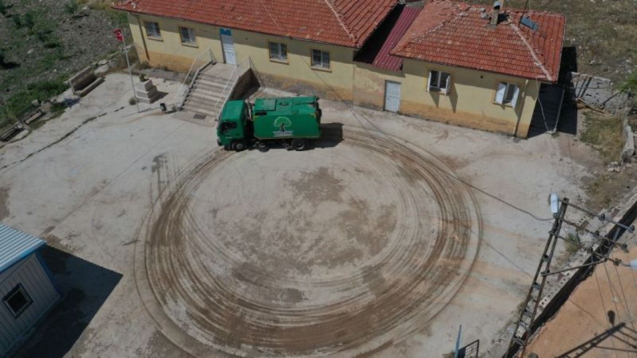 Sofalıcı Mahallesi’nde yaşanan sel afeti sonrası ortaya çıkan tahribat, Şehitkamil Belediyesi tarafından hızlı bir şekilde onarılıyor
