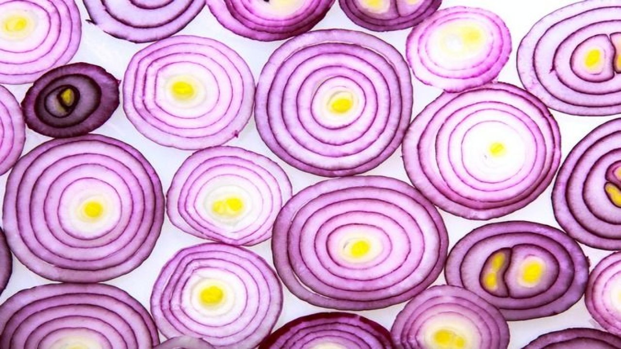 Aylar geçse de bozulmuyor ve küflenmiyor! Soğanları böyle saklamak gerekiyormuş