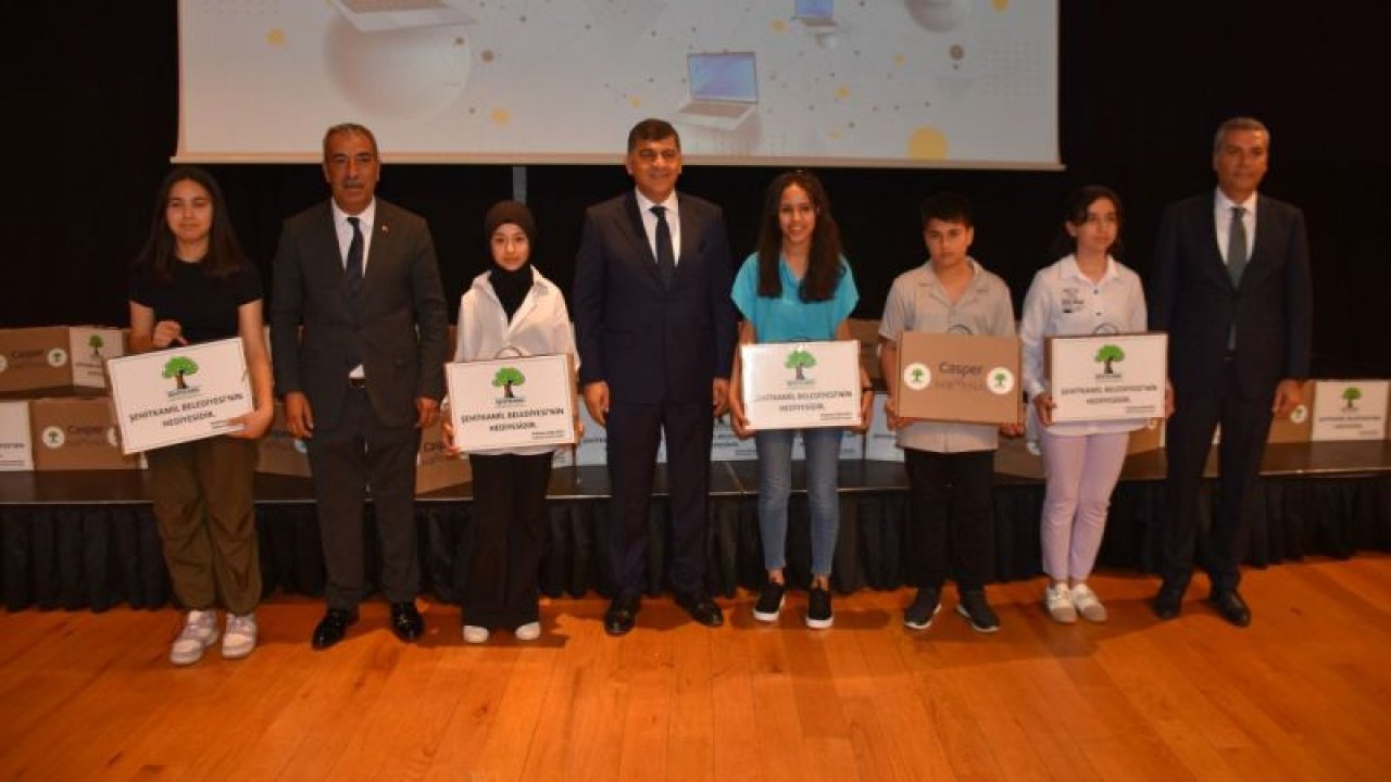 Şehitkamil Belediyesi'nden okul birincisi öğrencilere bilgisayar hediyesi
