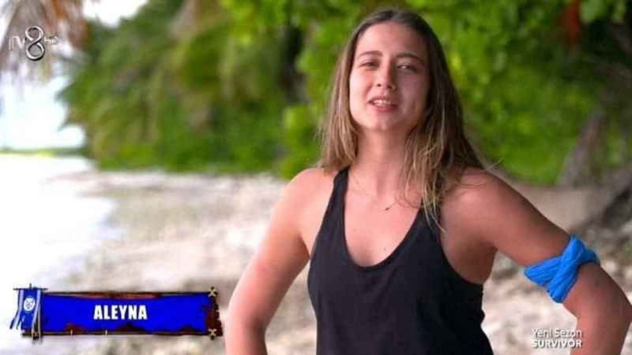 Survivor Aleyna Kalaycıoğlu’nun göğüs dekoltesini görenlerin gözü fal taşı gibi açıldı! Mavi mayosuyla hayranlarının aklını başından aldı