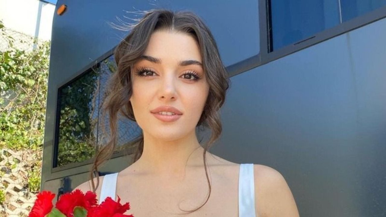 Hande Erçel göğüs dekolteli elbisesi ile büyüledi! Bacak yırtmacı kasıklarına kadar açılınca Hakan Sabancı müdahale etti!