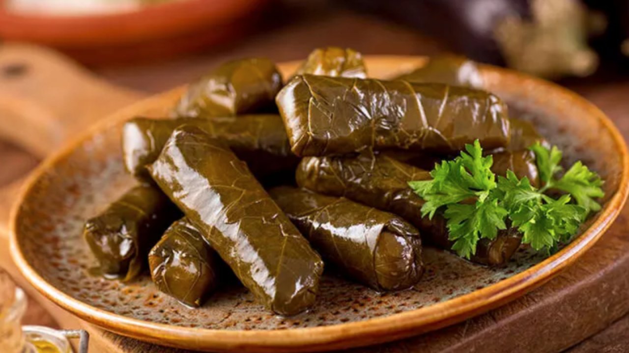 Ekşi ve Tatlı Bir Arada: Pratik ve Şık Bir Sunuma Sahip Kalem Gibi Zeytinyağlı Yaprak Sarma Tarifi