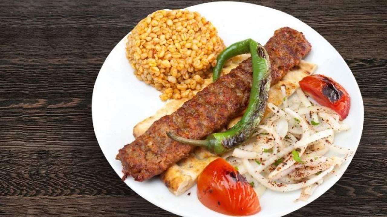 Meğer Evde de Yapılabilirmiş… Çıtır Urfa Kebap ile Ziyafet Çekin! Tüm Detaylarıyla Evde Urfa Kebap Nasıl Yapılır?