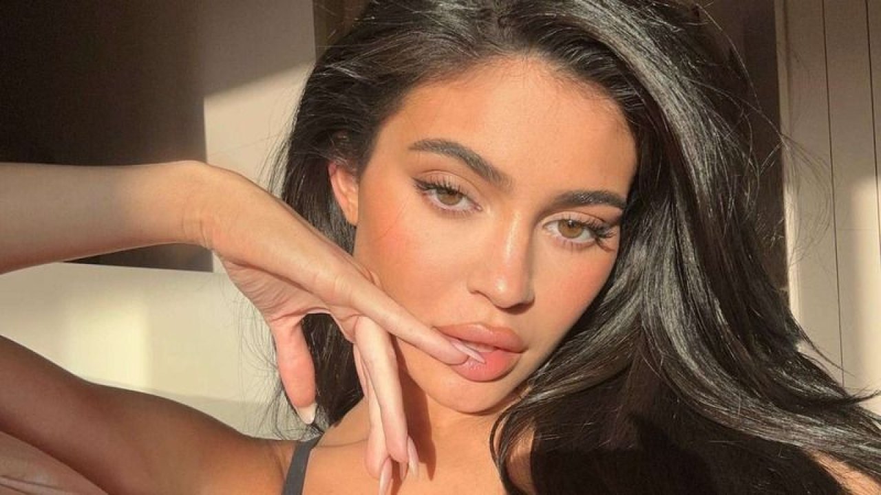 Sosyetik güzel Kylie Jenner kırmızı bikinisiyle sosyal medyayı yaktı! Sere serpe uzanıp verdiği poza beğeni yağdı
