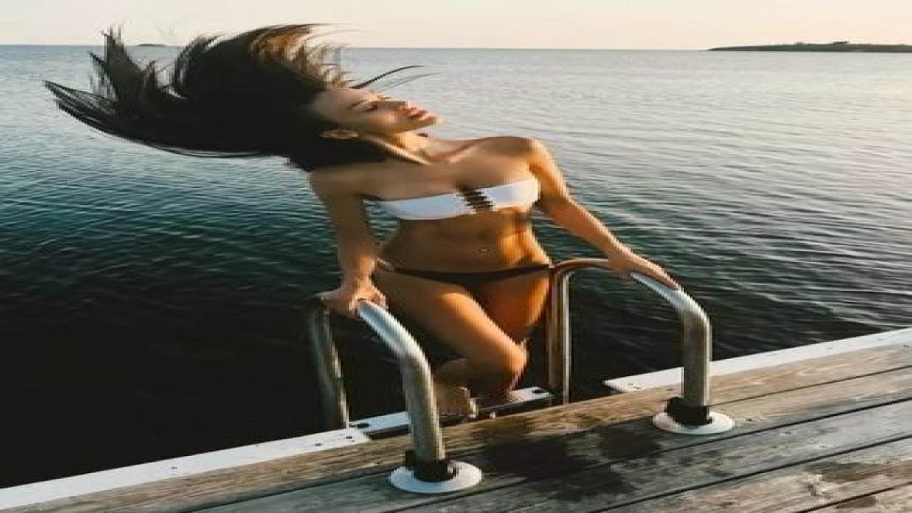 Tuvana Türkay bir karışlık bikinisiyle ortalığı ateşe verdi! Alt ve üst kombini dikkatleri çekti!
