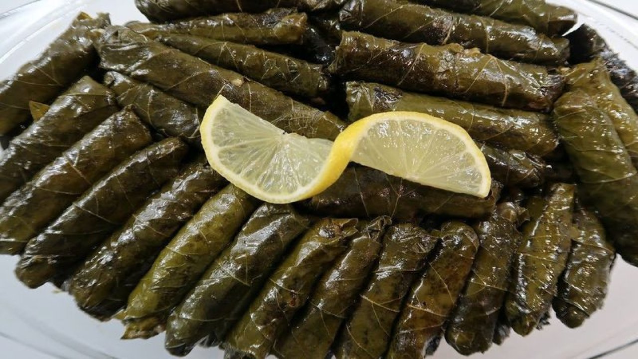 Geleneksel yöntemler sona erdi! Yaprak sarma meğer böyle yapılınca iyi pişiyormuş