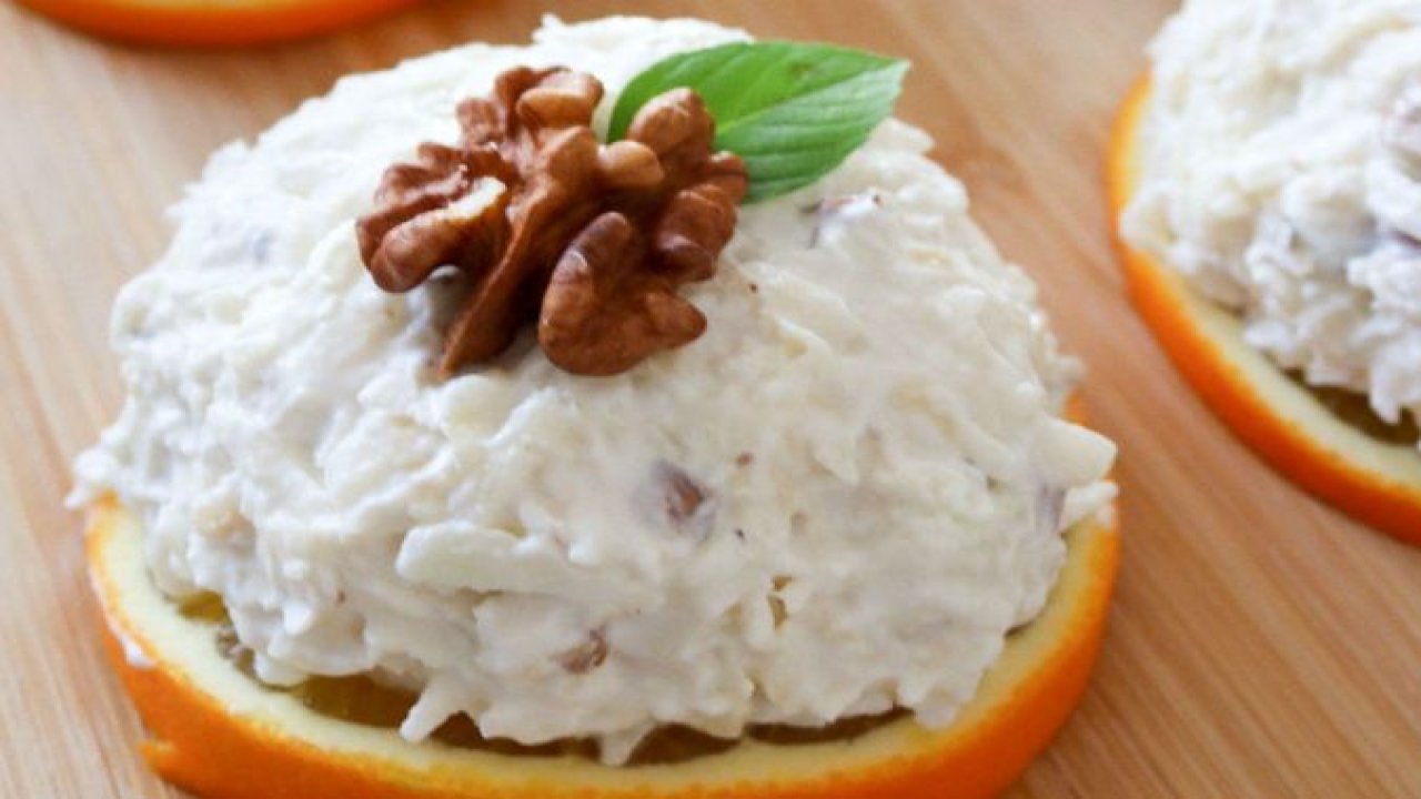 Kaşık kaşık ferahlık ve şifa: Elmalı kereviz salatası nasıl yapılır? 7’den 70’e bayılarak yiyeceksiniz