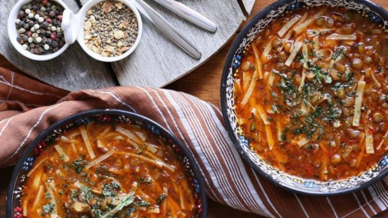 Protein patlaması yaşatacak: Erişteli yeşil mercimek çorbası için en lezzetli reçeteyi veriyoruz!