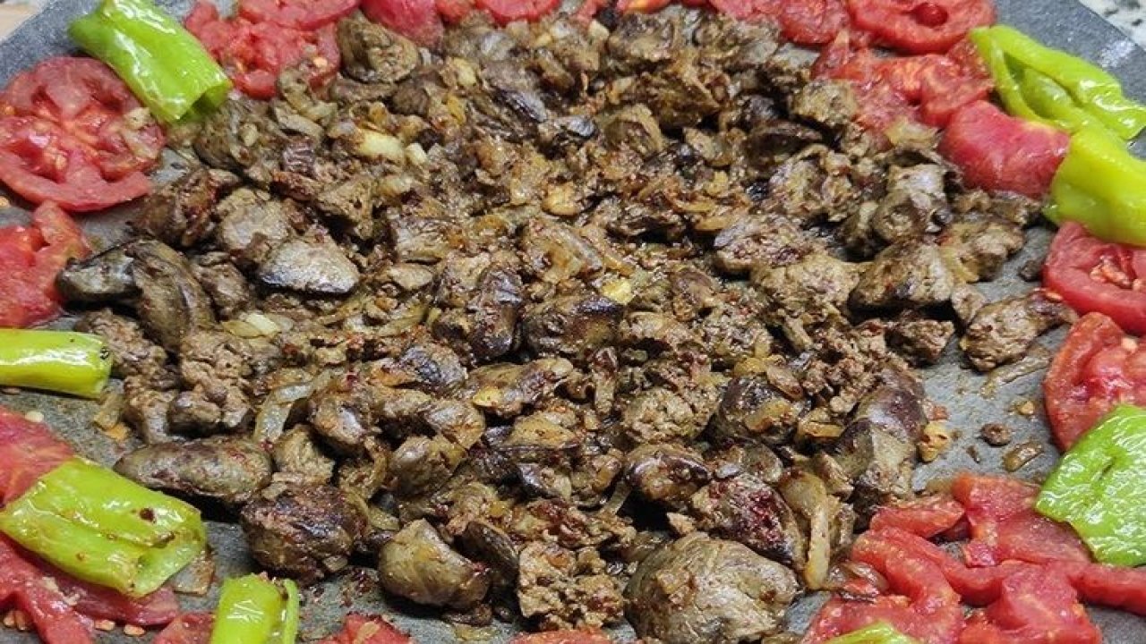 Ciğer kavurmanın çok daha lezzetli olmasını sağlayan tüyo! Müthiş ciğer kavurma tarifi