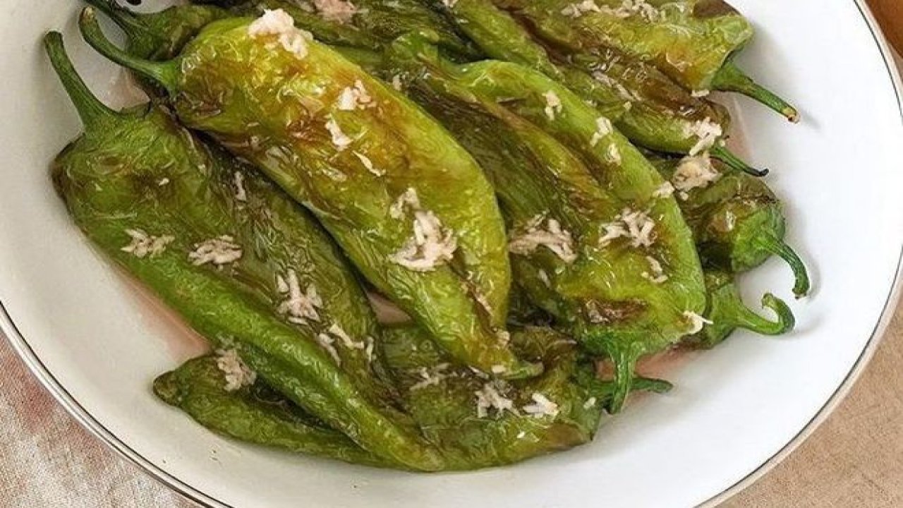 Biber kızartması yaparken mutlaka deneyin! Biberlerin yağ çekmesini önleyen tek yöntem...