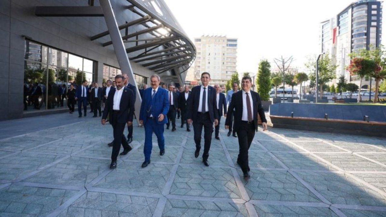 D.T. Şehitkamil Sahnesi’ne övgü dolu sözler