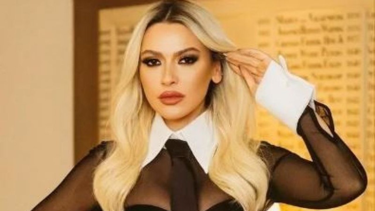 Hadise yere çömeldi meşhur pozu verdi! Bikinili ayna pozu beğeni yağmuruna tutuldu!