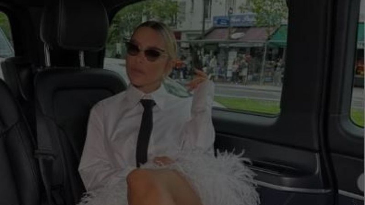 Hadise’nin kravatlı yeni tarzına beğeni yağdı! Bacak dekoltesine ünlü isimler bile kayıtsız kalamadı!